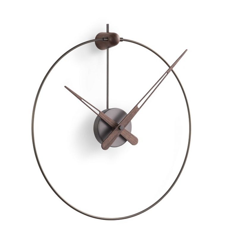 Micro Anda Clock Wanduhr von nomon in Schwarz: Moderne Wanduhr mit Holzzeigern und minimalistischem Design.